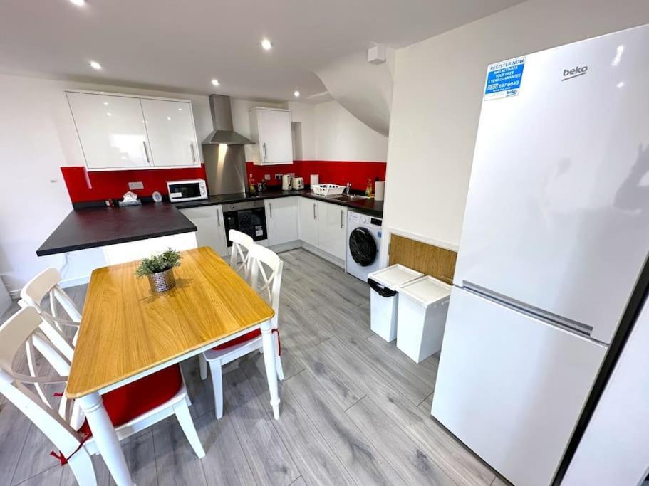 Charming New 2Br Detached House-Central Headington- Wi-Fi, Netflix, Top Location อ็อกซ์ฟอร์ด ภายนอก รูปภาพ