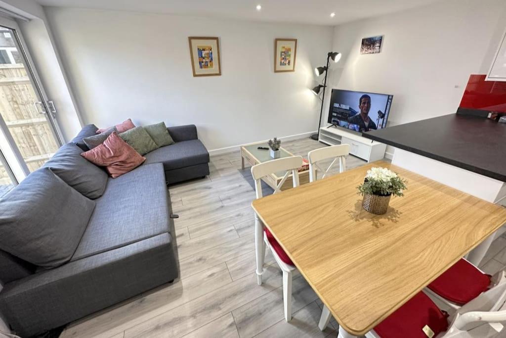 Charming New 2Br Detached House-Central Headington- Wi-Fi, Netflix, Top Location อ็อกซ์ฟอร์ด ภายนอก รูปภาพ