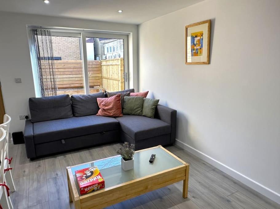 Charming New 2Br Detached House-Central Headington- Wi-Fi, Netflix, Top Location อ็อกซ์ฟอร์ด ภายนอก รูปภาพ
