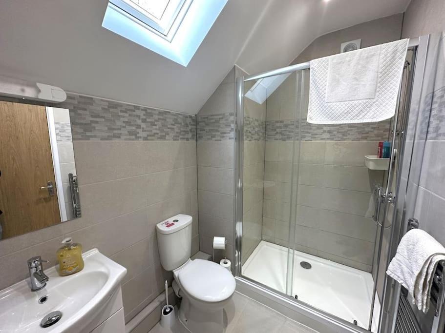 Charming New 2Br Detached House-Central Headington- Wi-Fi, Netflix, Top Location อ็อกซ์ฟอร์ด ภายนอก รูปภาพ
